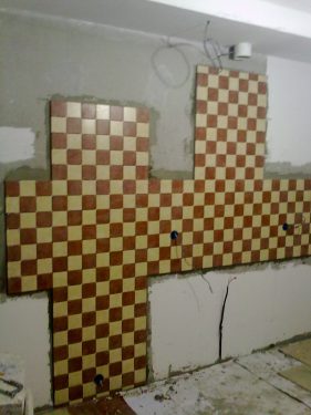 Кладка плитки (мозаики) для фартука на кухне. Подготовка стен, отделка 'под ключ'. Сделано мастерами 'Русстрой' г. Калуга