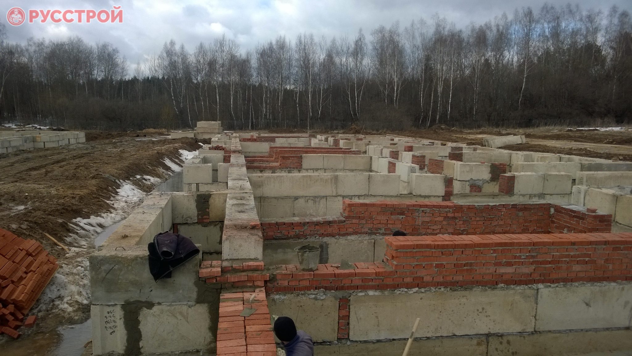 Укладка бетонных перекрытий при строительстве жилого дома. Русстрой г. Калуга