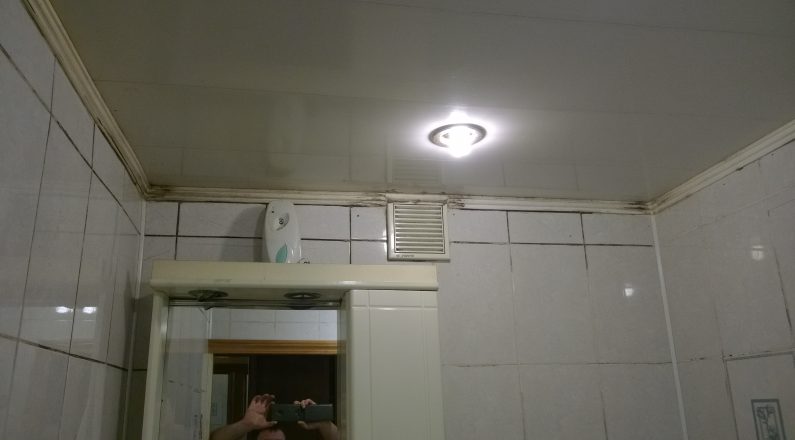 Потолок в ванной до ремонта